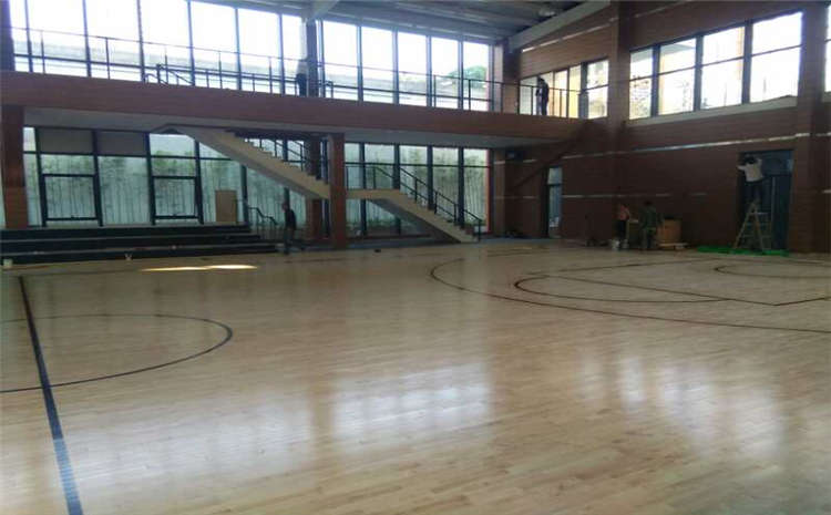 橡膠木木地板籃球館廠家去哪找?