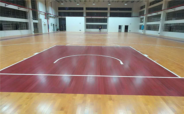 俄勒岡松體育館實木地板怎么翻新？
