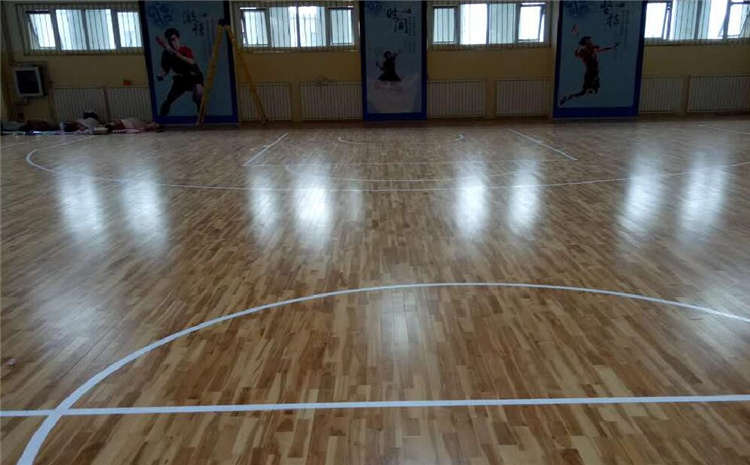 柞木排球館木地板怎么翻新？