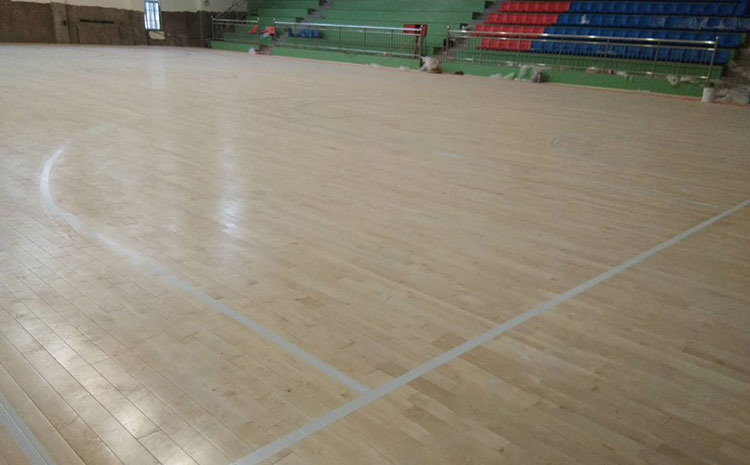 **的體育館木地板怎么翻新