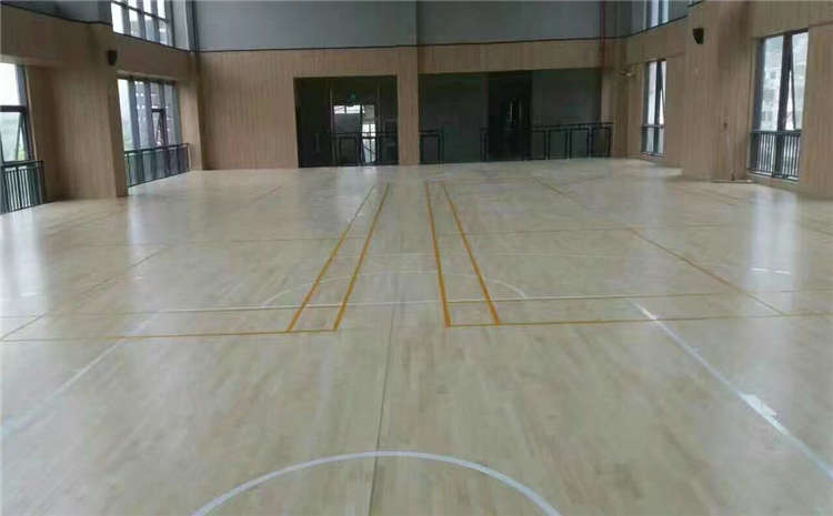 五角楓體育木地板價格是多少錢？