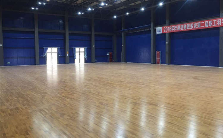 籃球場木地板刷漆流程是什么？
