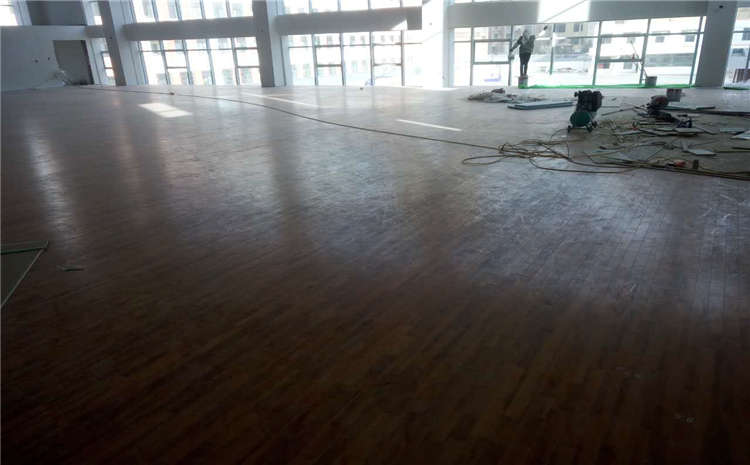 橡膠木籃球場地木地板施工技術方案