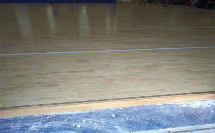 24厚羽毛球館木地板翻新施工