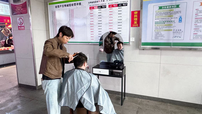 10元剪出幸福感：浦江農(nóng)批市場&ldquo;零距離&rdquo;服務(wù)暖民心